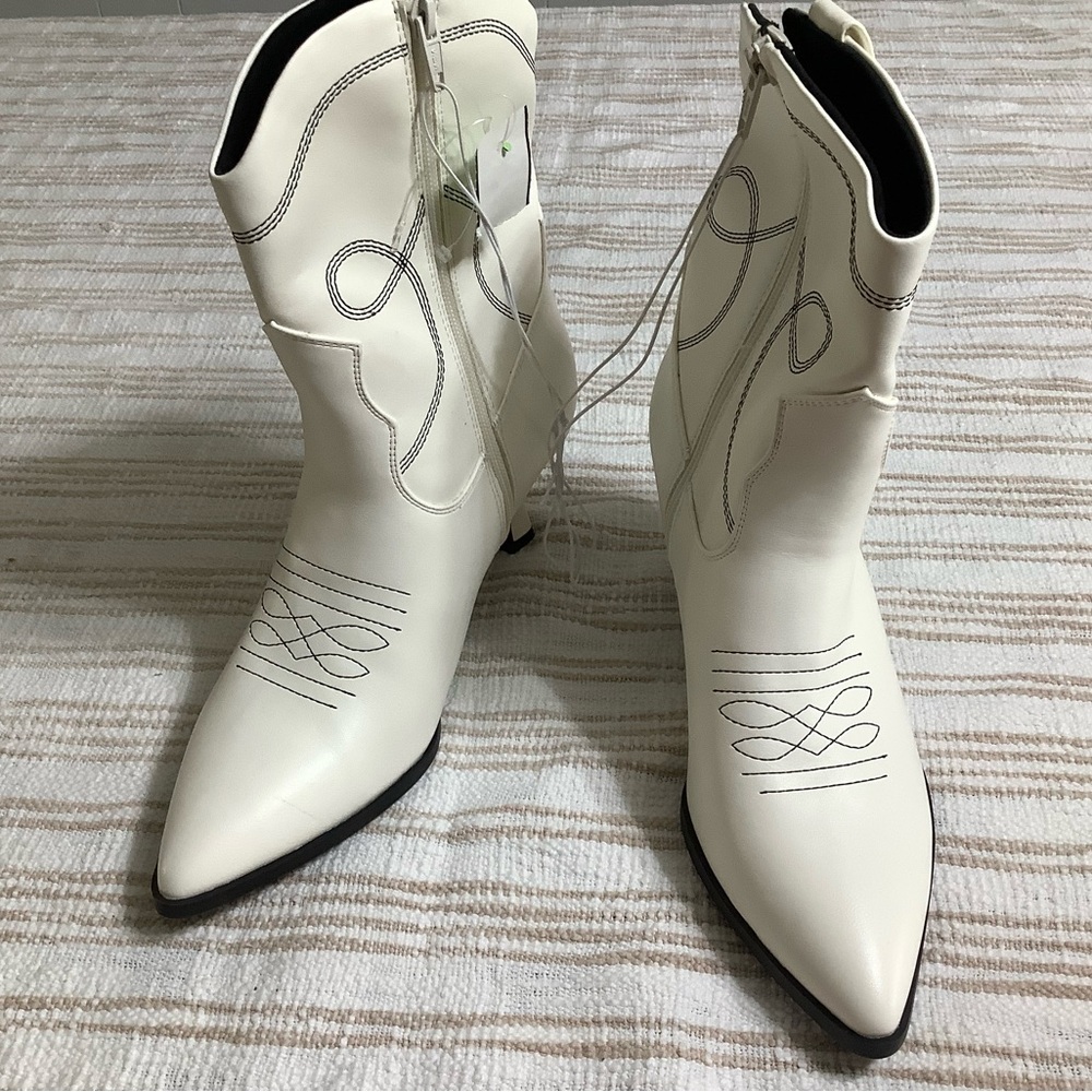 Elegant White Western Boots size 9 NWT.